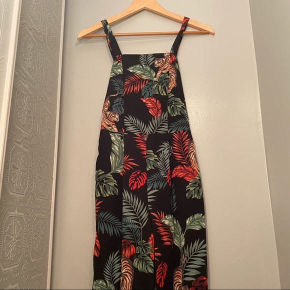 Black fitted romper with floral design, Size XS, wide leg bottoms - Picture 3 of 3